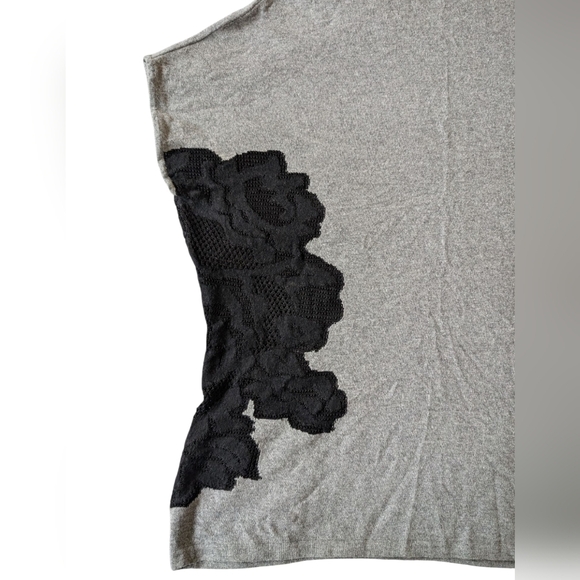 Escada Gray Turtleneck Sleeveless Sweater with Black Floral Applique sz M - Picture 3 of 8